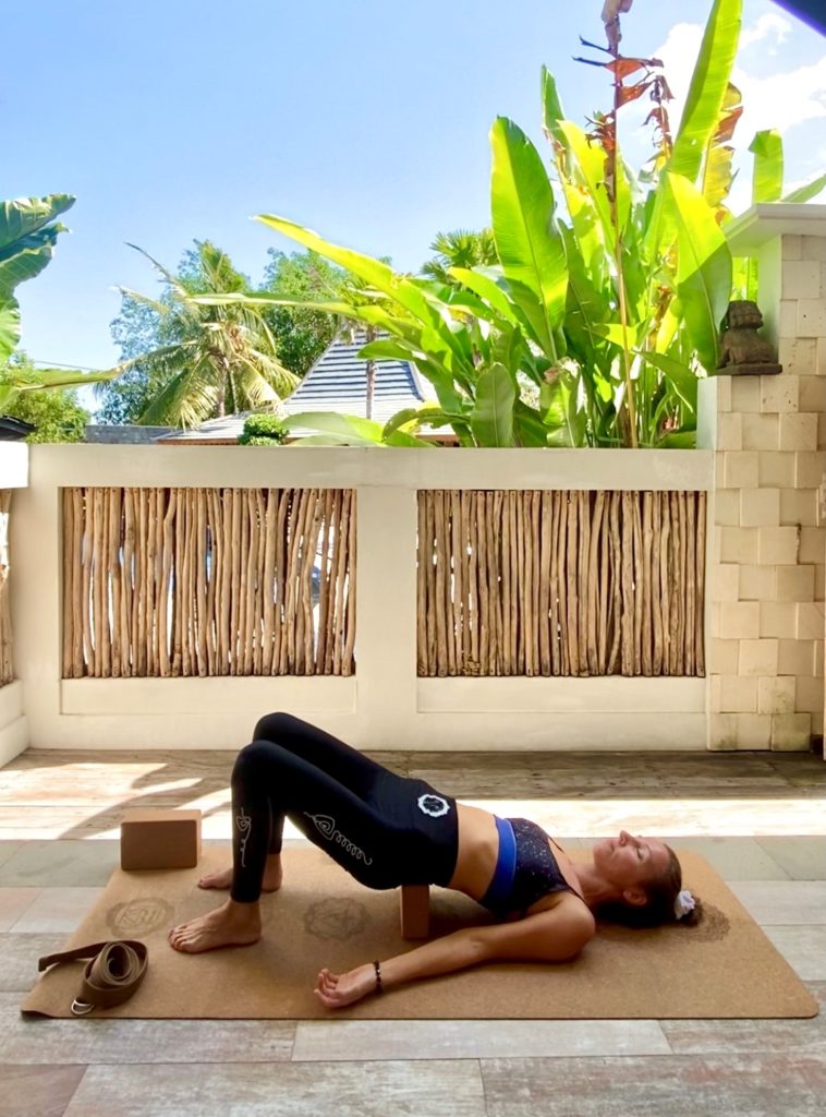 die-bruecke-mit-yoga-block-als-hilfsmittel